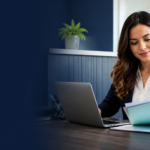 Profissional administrativo organizando documentos no escritorio