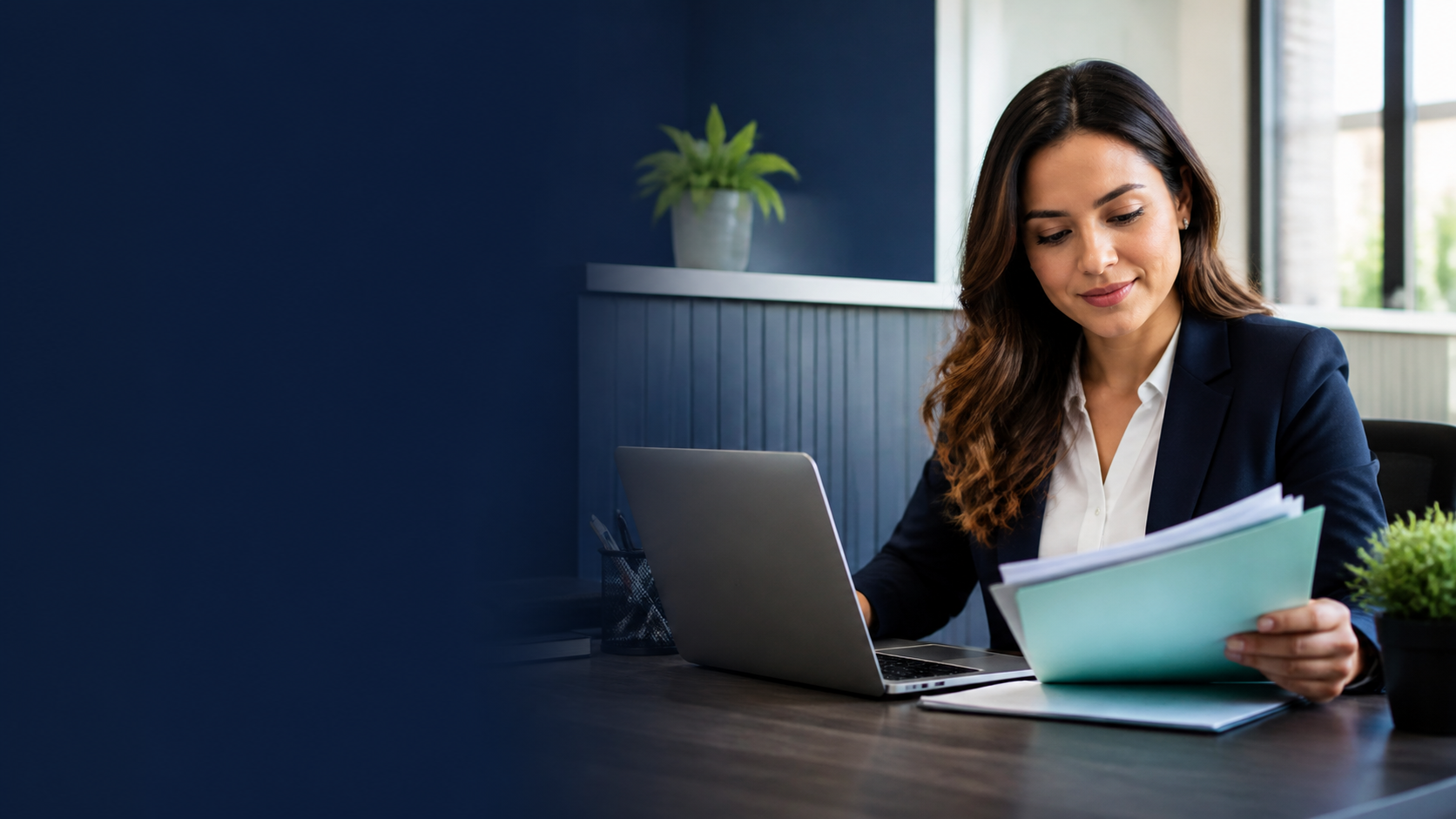Profissional administrativo organizando documentos no escritorio