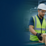 Profissional de producao e logistica organizando caixas