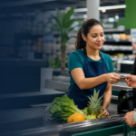Profissional atendendo cliente no caixa de loja