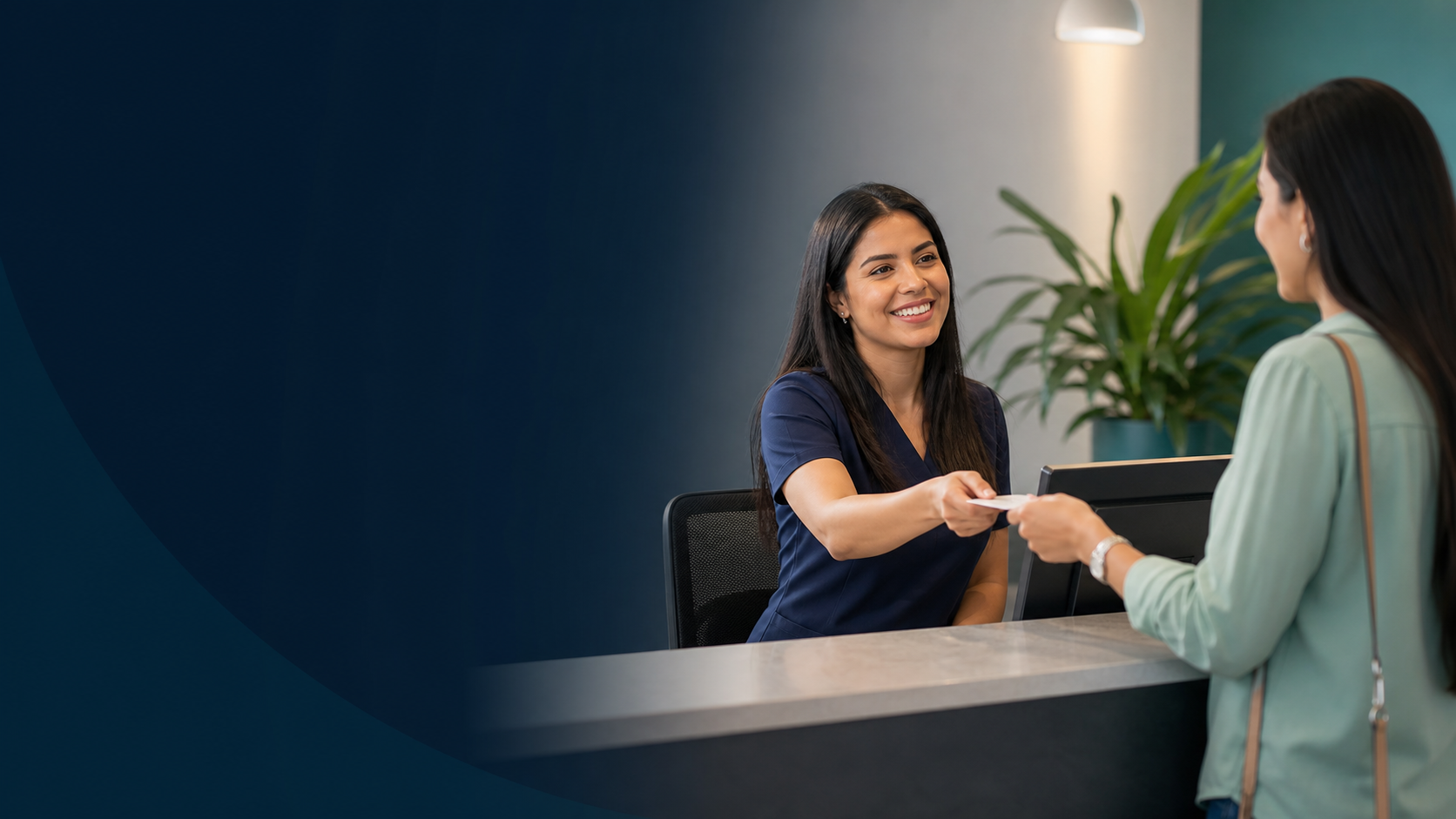 Recepcionista atendendo visitante em balcao de atendimento